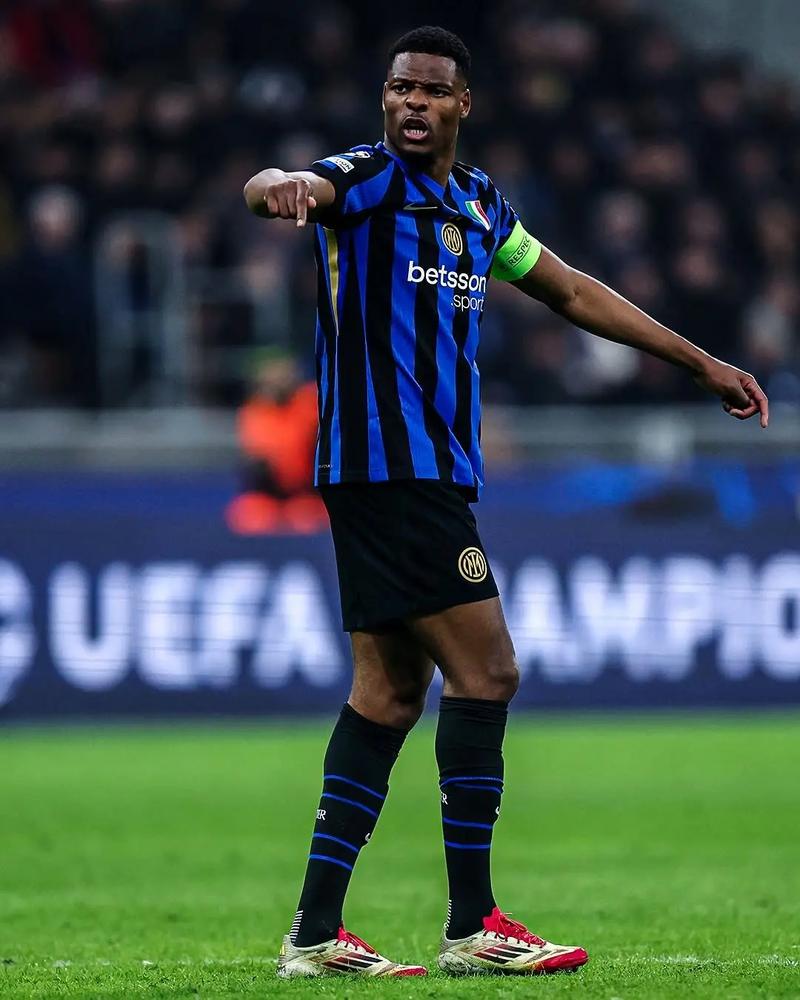 金球奖后再戴冠！登贝莱荣膺2025年FIFA年度最佳球员（金球加身再封王！登贝莱当选2025年FIFA年度最佳球员）