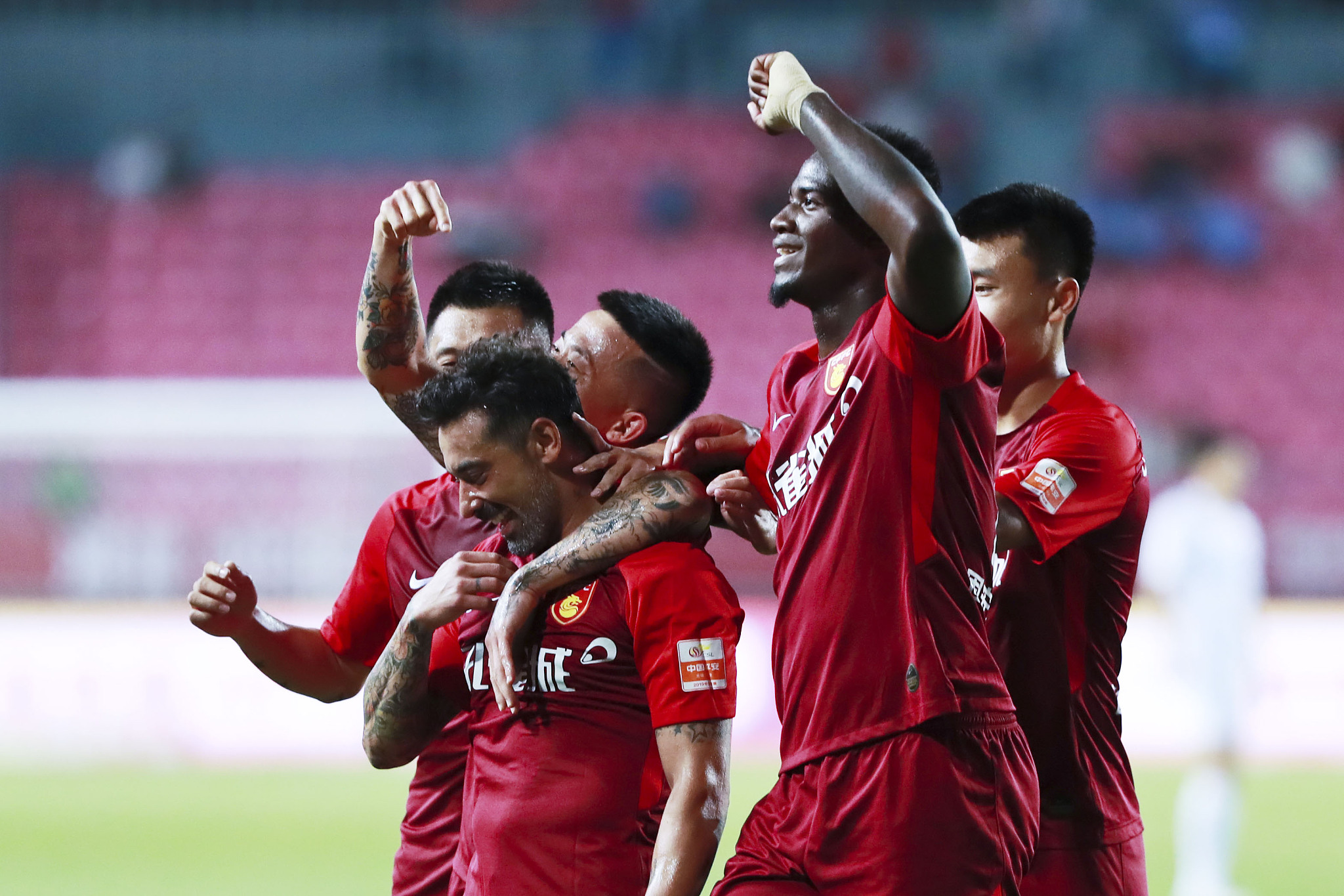 篮球湖人球员关键三分命中率高（湖人球员关键时刻三分命中率出众）