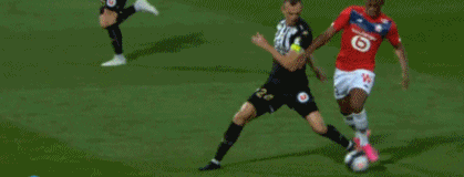 利物浦发角球期间 萨拉赫和亨德森聊了很久