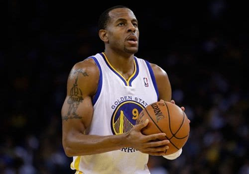 安娜-德-阿玛斯现身F1阿布扎比站挥旗（安娜·德·阿玛斯亮相F1阿布扎比大奖赛挥动方格旗）