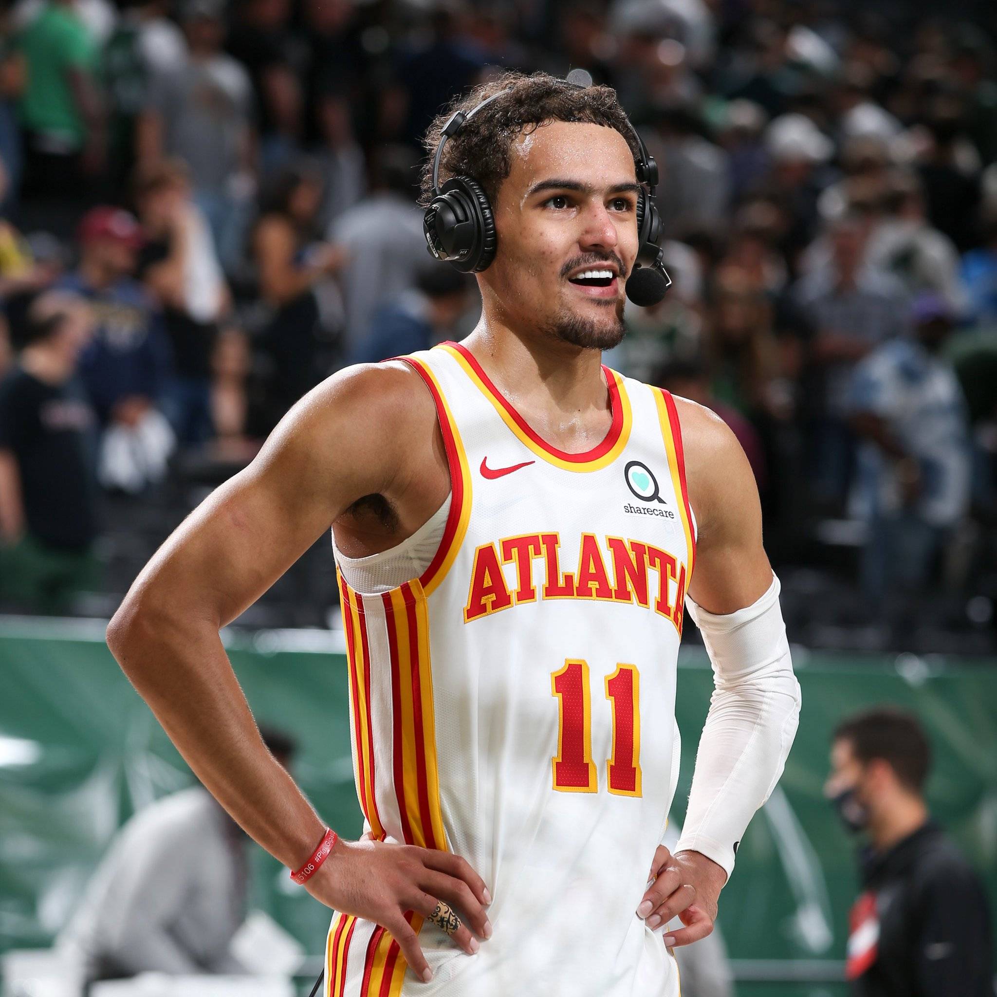 山东男篮激烈对决青岛男篮，裁判控场不足引发热议，球员受伤成焦点。（山东与青岛男篮上演恶战，裁判控场不力惹争议，球员受伤成焦点）