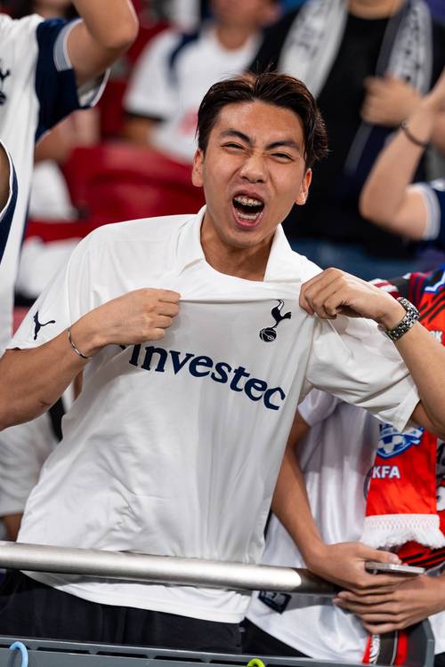 拉菲尼亚安慰弗里克？记者：输切尔西后弗里克感到精疲力竭（记者称：负于切尔西后弗里克疲惫不堪，拉菲尼亚上前安慰）